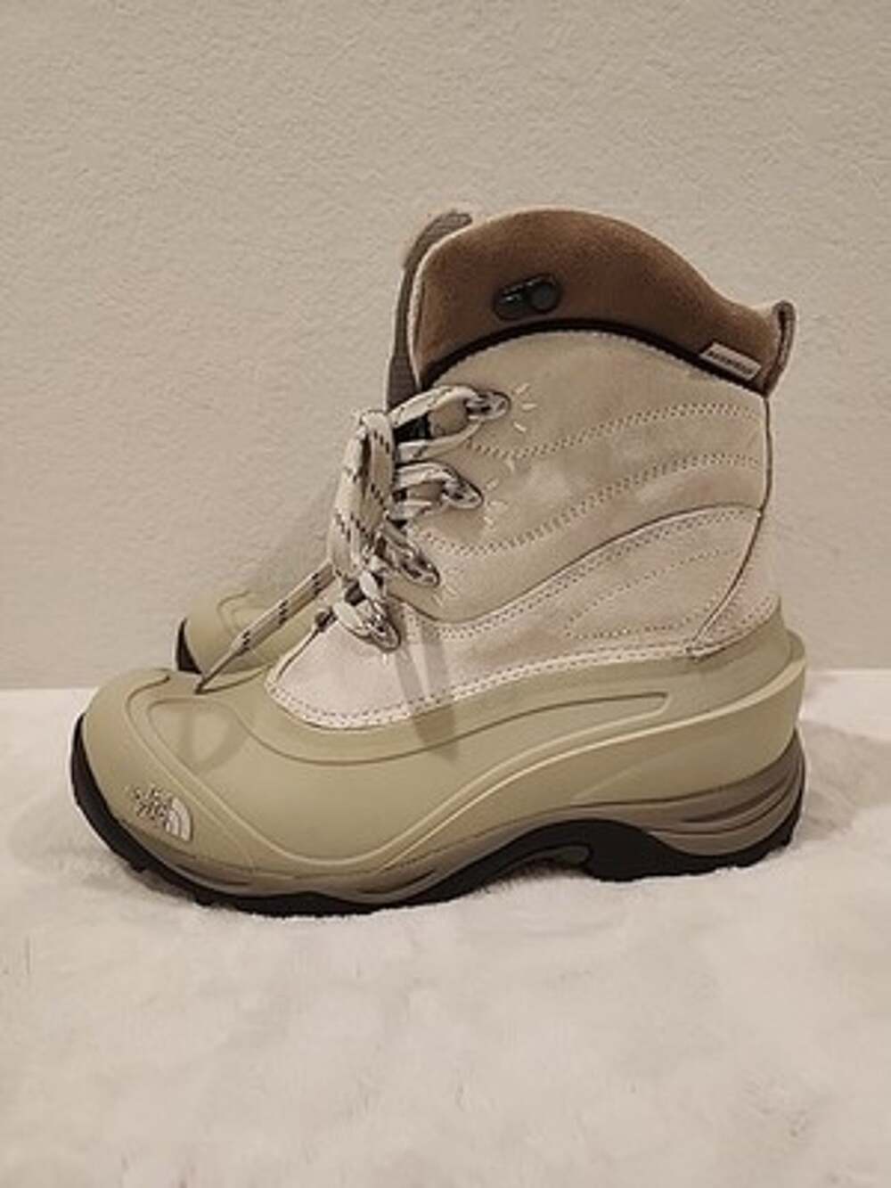 The North Face Women's 7.5 Chilkat II Winter Hiking Waterproof Boots Beige Ivory